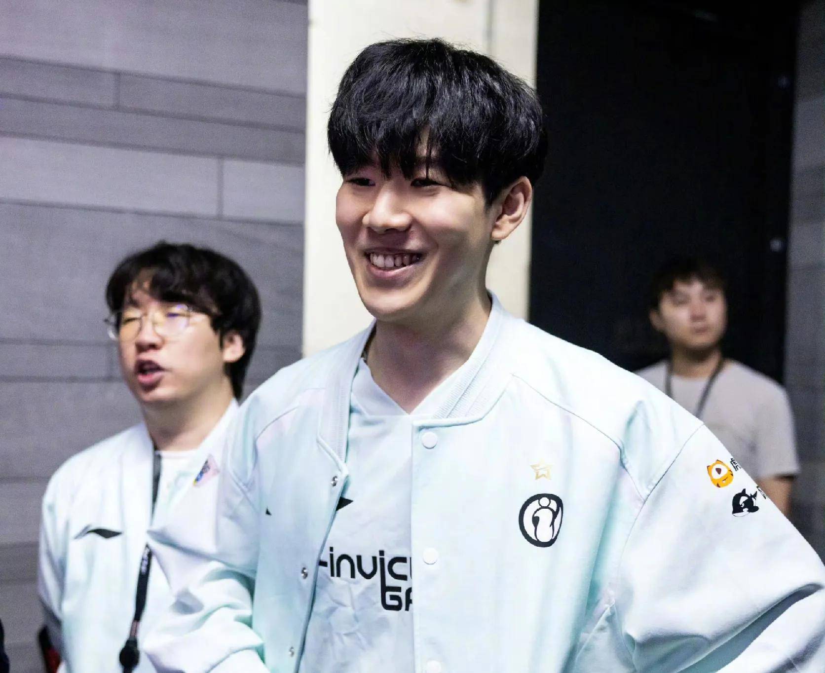 与亨德森的 与亨德森的